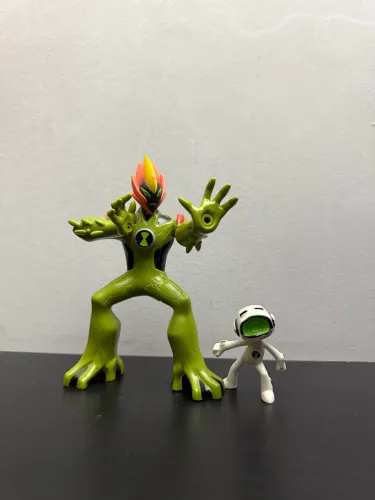Boneco ben 10 Fogo Fatuo e Eco Eco