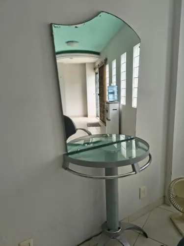 Espelho com bancada (estilo penteadeira) para salão de beleza - RETIRADA NO BESSA