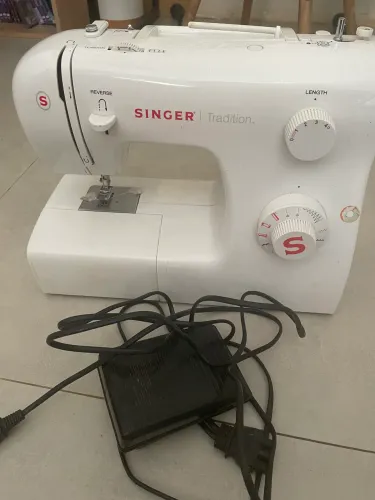 Máquina de costura singer simples