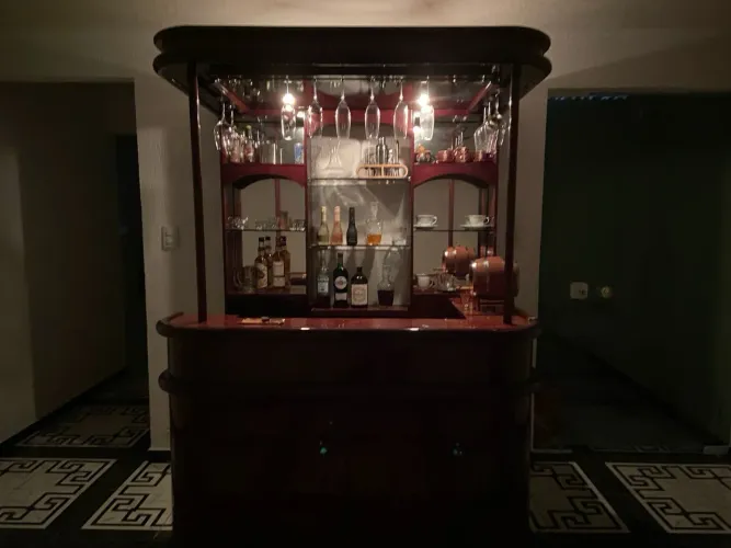 Bar Clássico em Madeira com Iluminação Embutida