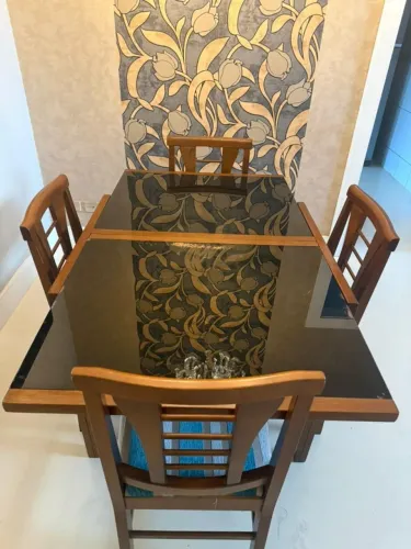 Mesa Retratil com 4 cadeiras.