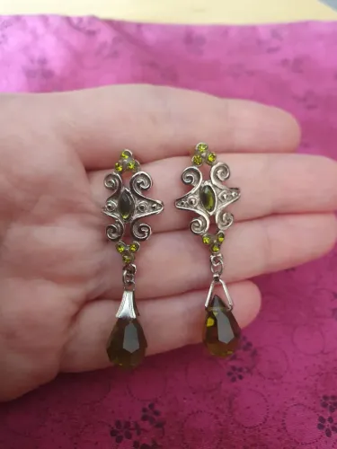 Brinco strass e gota verde