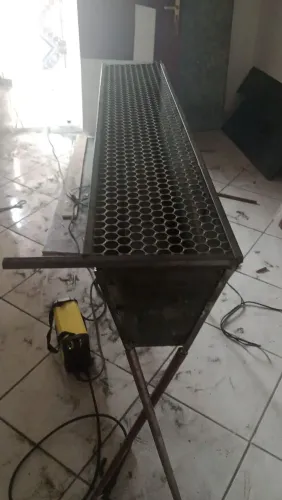 Churrasqueira para espetinho chapa maciça 400 reais