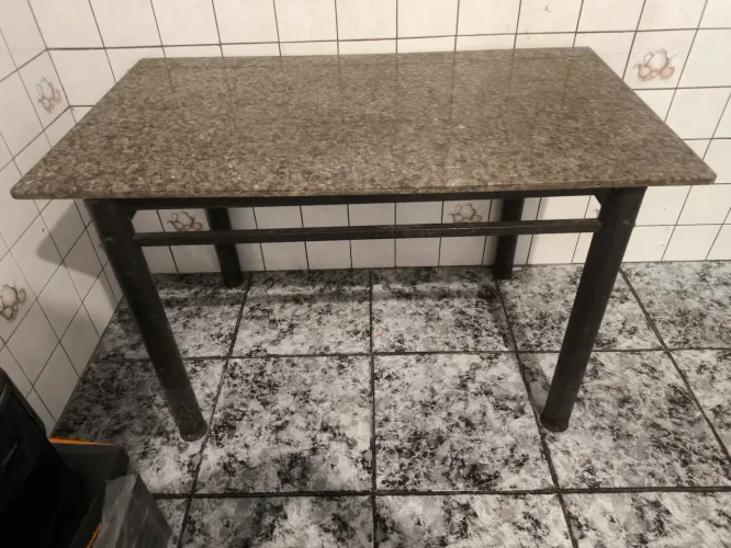 Mesa com pedra de mármore