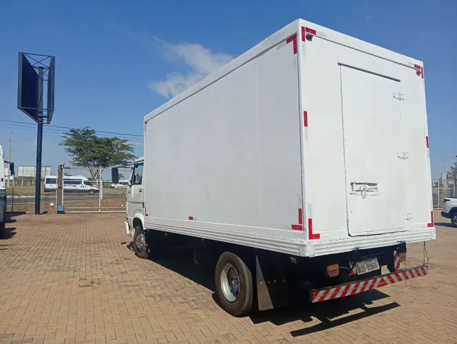 Caminhão muito conservado, com baú refrigerado com termoking, pronto p trabalho 