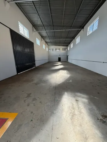 Aluga-se Galpão com entrada para caminhão, área externa, recepção, mezanino, escritório e 