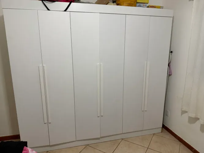 Guarda-roupas branco com 6 portas e 5 gavetas