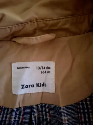 Casaco zara, com interior xadrez, semi novo, sem.marcas de uso.