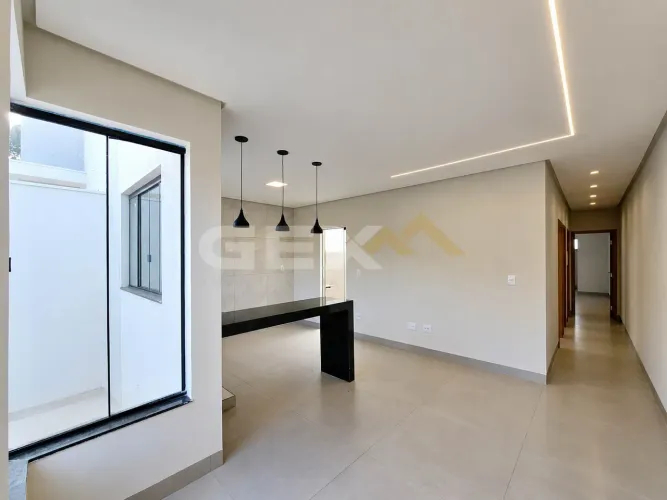 Casa à venda no bairro Santa Rosa, 3 quartos, 1 suíte com closet e 2 vagas.