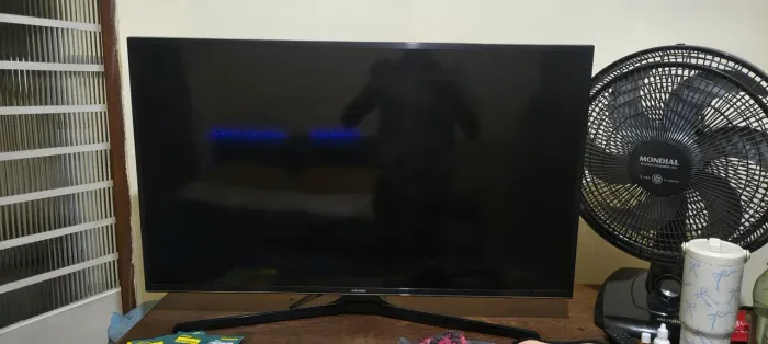 Smart TV Samsung 40" UN40MU6100G - Tela Quebrada + Controle