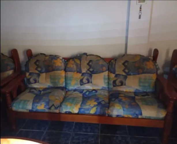 Sofá 3 lugares em madeira maciça vendo por R$ 650,00