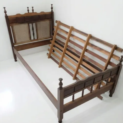 Cama colonial antiga vintage