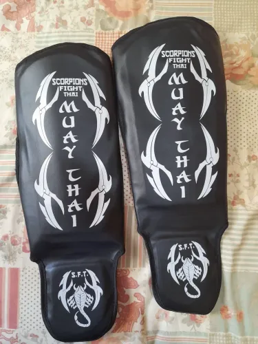 Caneleira muay thai Scorpions fight Thai