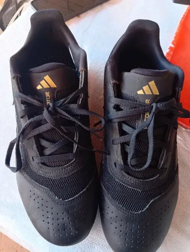 Vendo chuteira de futsal da Adidas predator usada 2 vezes n 41