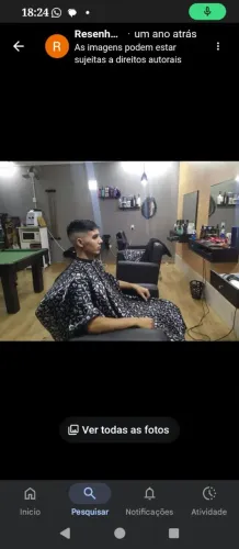Cadeira e balcão com espelho barbearia ou salão