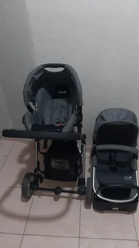 Carrinho de bebê com bebê Conforto