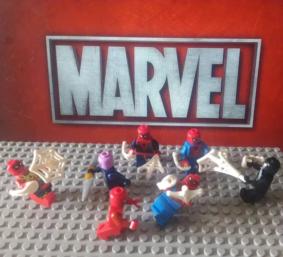 Bonecos e Minifiguras Homem Aranha - Os Vingadores (blocos de montar tipo LEGO)