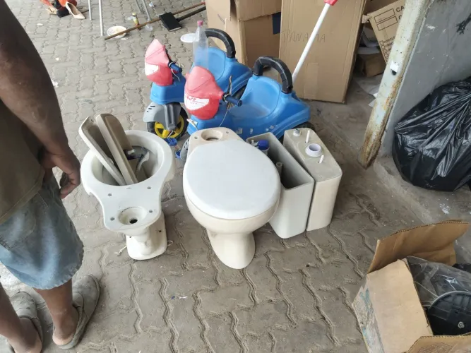 Dois vasos sanitários com a caixa acoplada