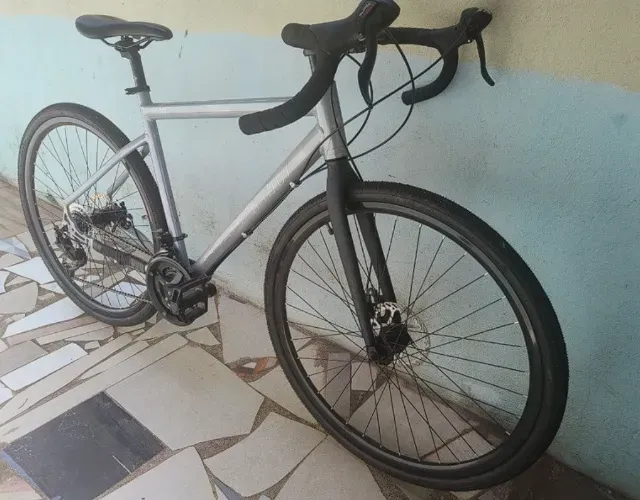 bicicleta gravel semi-nova