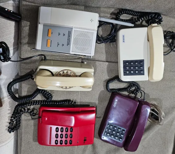 Lote 4 aparelhos telefônicos marcas e modelos diferentes.