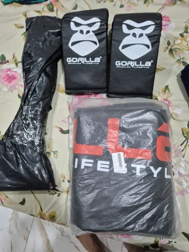 Kit de luta, saco de pancada, luva bate saco e suporte de parede