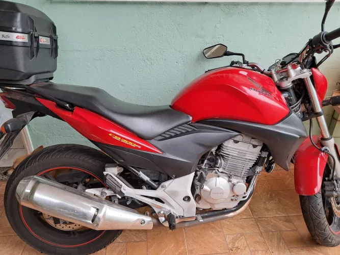 Moto nova, faz 1 ano que está parada por motivos de doença, proprietário da moto mulher