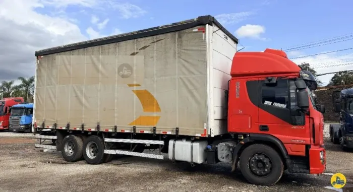 IVECO TECTOR 240E28S 6X2<br>2013/2014<br>TETO ALTO<br>MANUAL<br>BAÚ SIDER