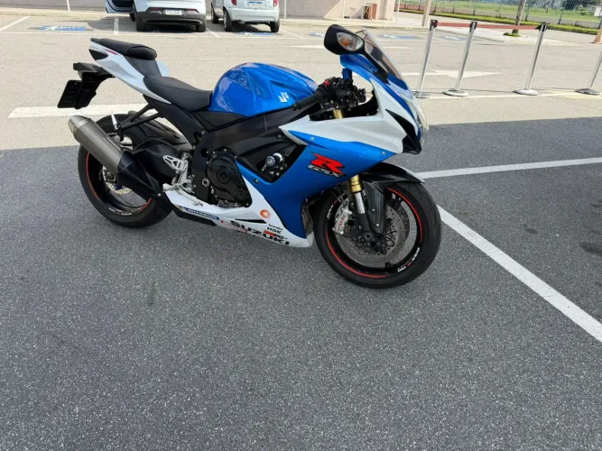 Moto Suzuki Srad 750 