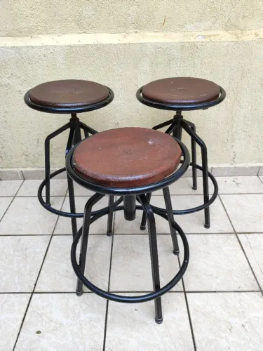 Banqueta Giratória Industrial Oficina Ateliê Regulagem de Altura - Madeira Maciça e Ferro