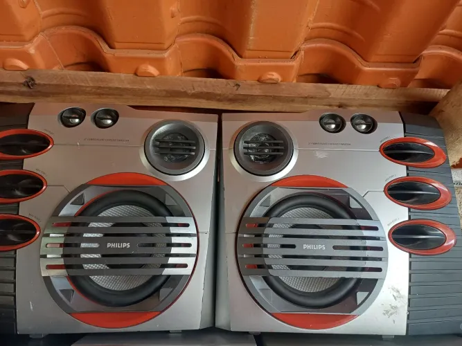 Caixa de som Philips funcionando . 
