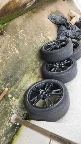 Jogo de rodas 17 com pneus 225/45,Vendo ou troco por rodas 15.