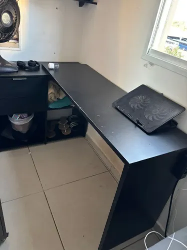 Escrivaninha em L Preta com Gaveta e Nichos