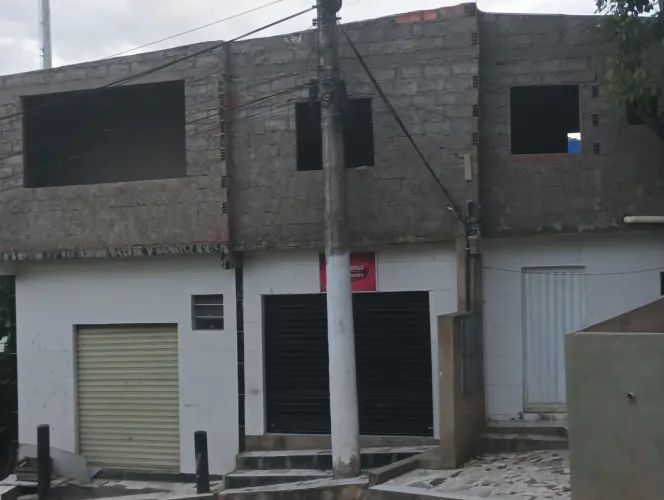 Aceito Carro - Casa 2 quartos com 3 pontos de comércio em baixo.