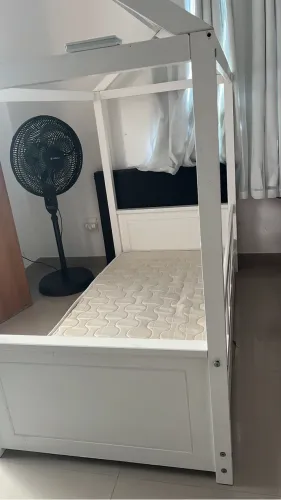 Vendo linda cama infantil tipo cazinnha com colchão e o telhado tá super nova