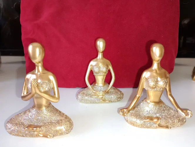 Trio decorativo Yoga em posição de meditação de resina e brilho luxuoso.