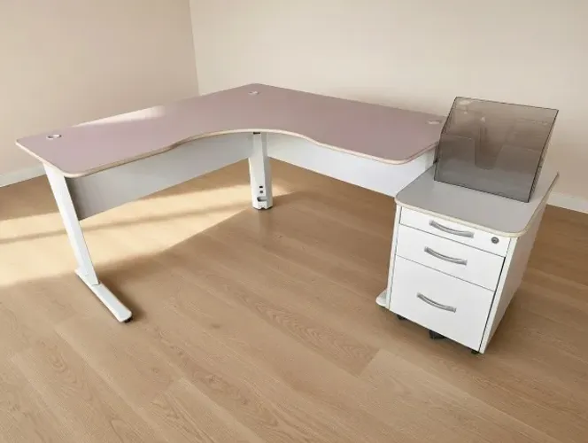 Mesa L + gaveteiro + porta papeis
