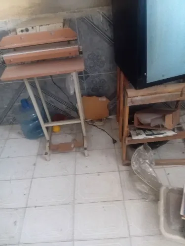 Máquina de fechar embalagens.