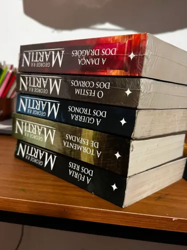 Os 5 livros da saga "Crinicas de Gelo e Fogo" Game of Thrones