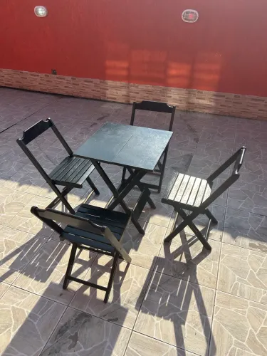 Mesa e cadeiras