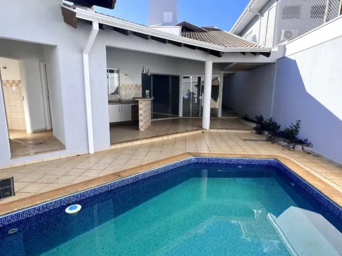 Casa no condomínio Villaggio II Bauru disponível para venda