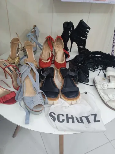 Lote de calçados femininos tamanho 37 marca Schutz