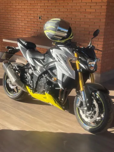 Vendo - Gsxs 750 sem detalhes, super conservada