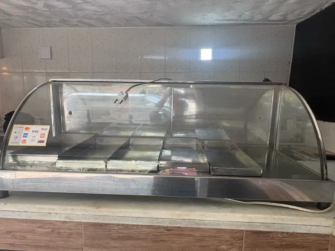 Estufa Vitrine de Salgados Inox (Vidro Curvo / 6 Bandejas)