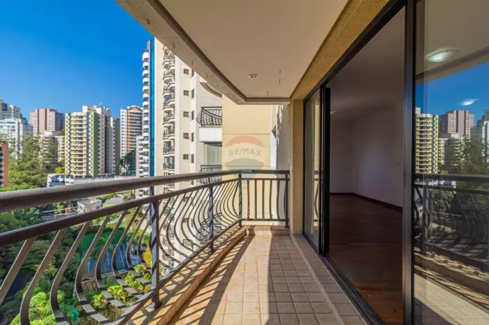 Apartamento com 3 suítes, 3 vagas e varanda gourmet em rua tranquila da Vila Andrade