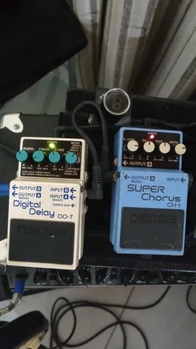 Pedais de guitarra Delay e Choros