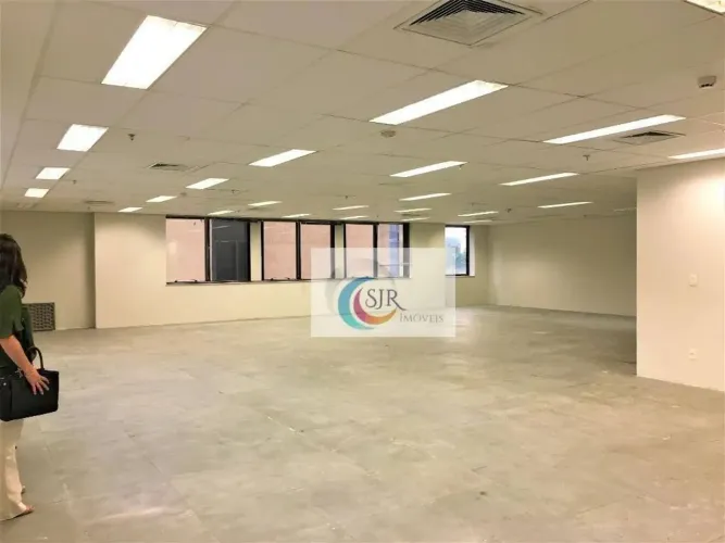 Sala comercial de 241m² com piso elevado, forro modular, luminárias e ar condicionado. 9 v
