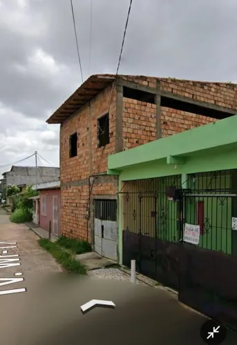 Vendo Vila de 2 andares contendo 8 quartos 4 em cima /4 em baixo