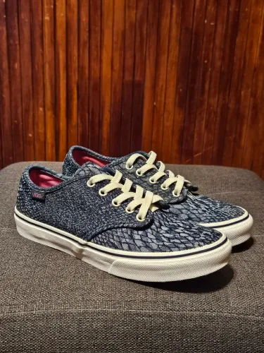 Tênis Vans em azul e cinza com estampa de cobra e forro rosa