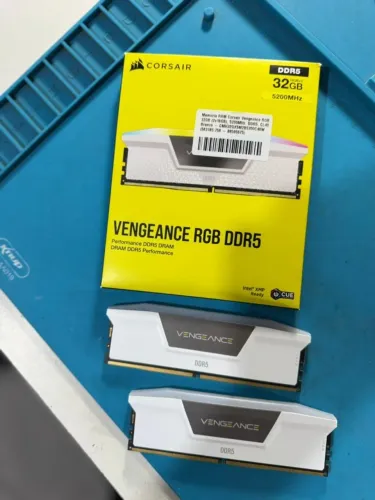 Memória RAM Corsair Vengeance RGB, 32GB (2x16GB), 5200MHz, DDR5, CL40, Branco