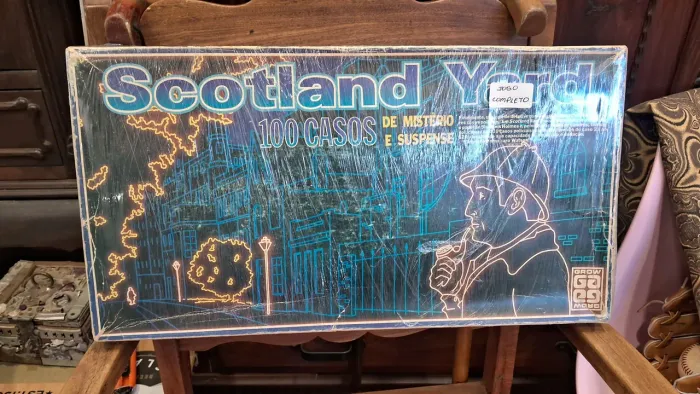 jogo de tabuleiro clássico Scotland Yard da marca Grow, lançado na década de 1980.